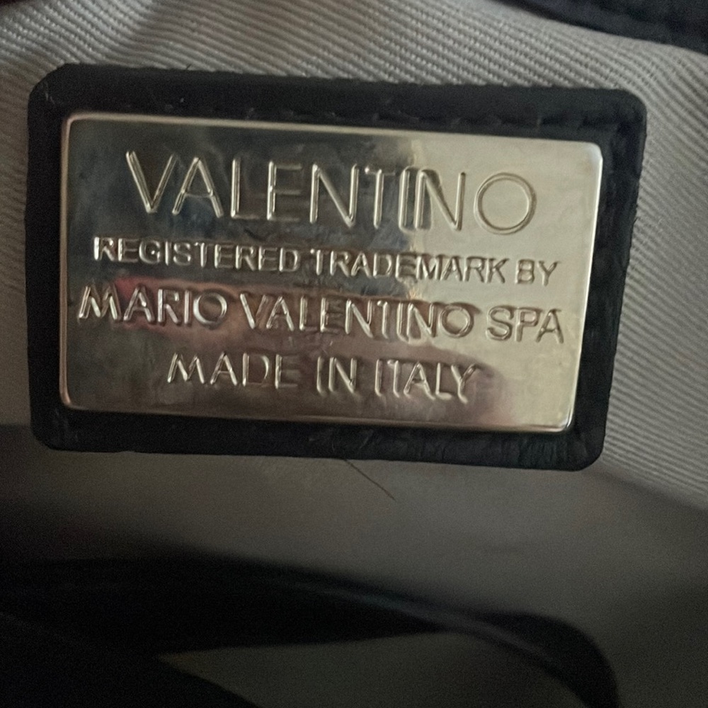 Valentino black leather purse use